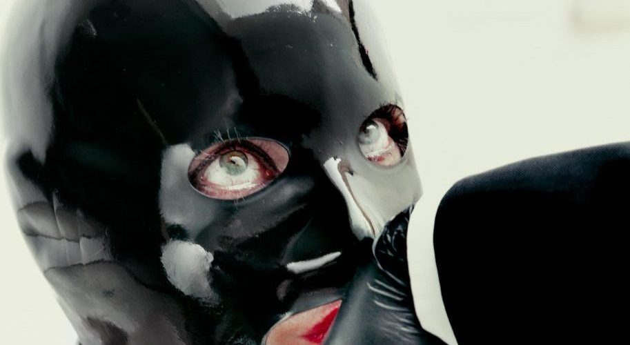 submissa-beijando-mão