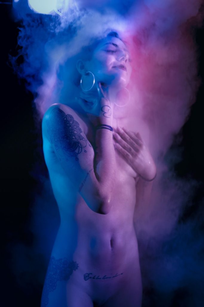 Xgirl Bruna Tutty nua envolvida por uma fumaça colorida
