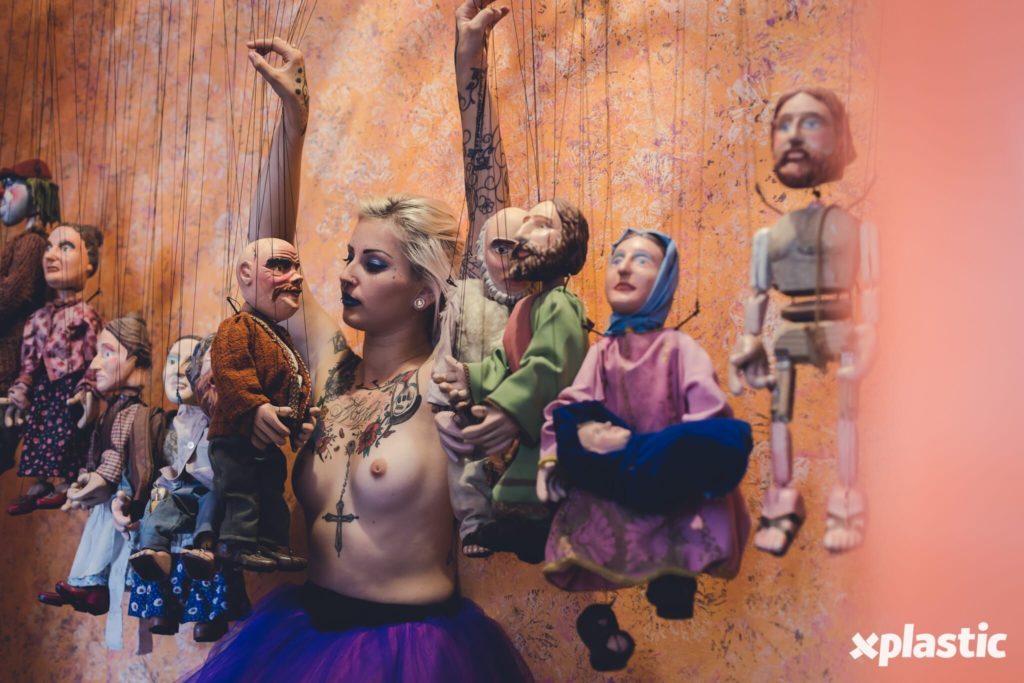 Xgirl Patti com seu tutu e fantoches