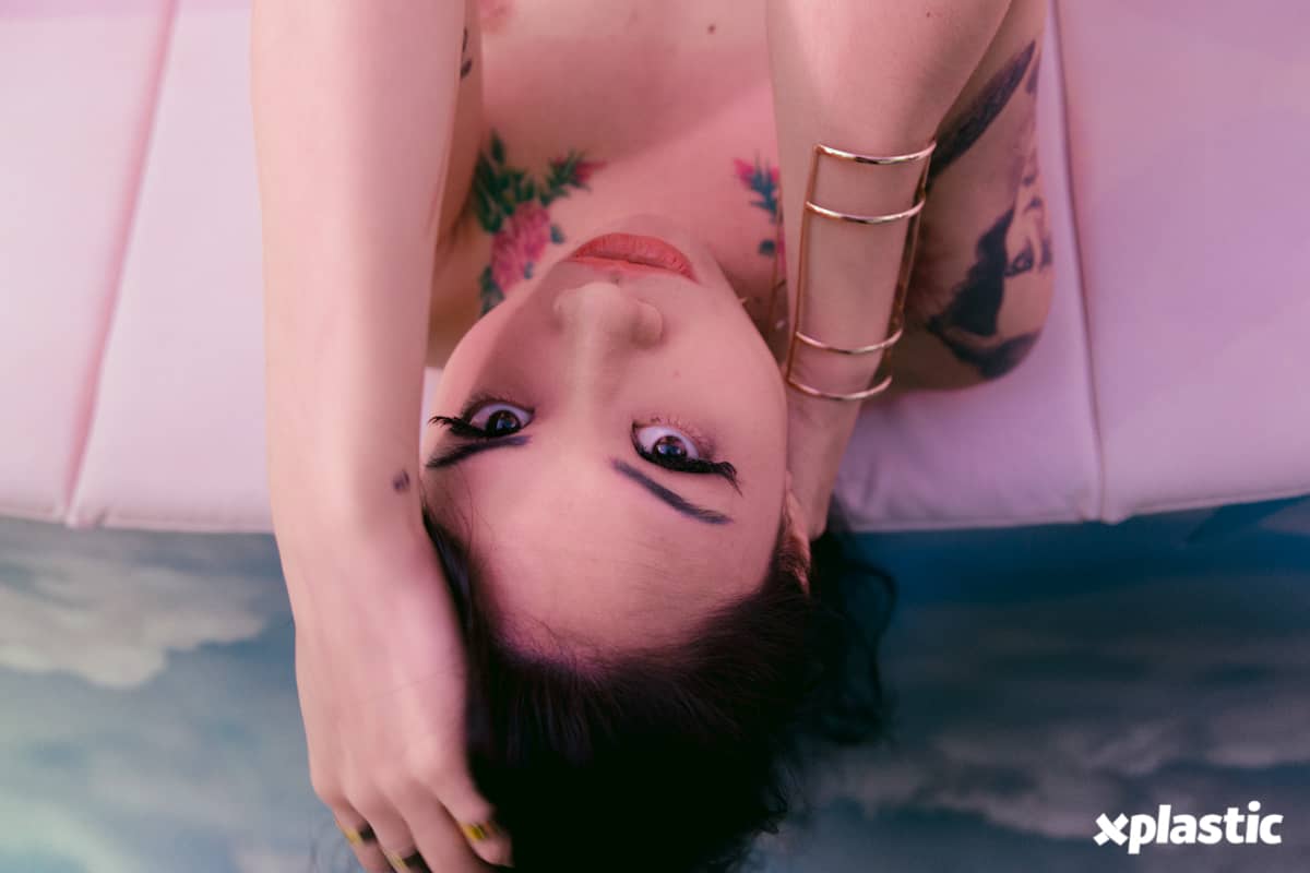 Tomie Akemi a japonesinha linda e tatuada num ensaio sensual