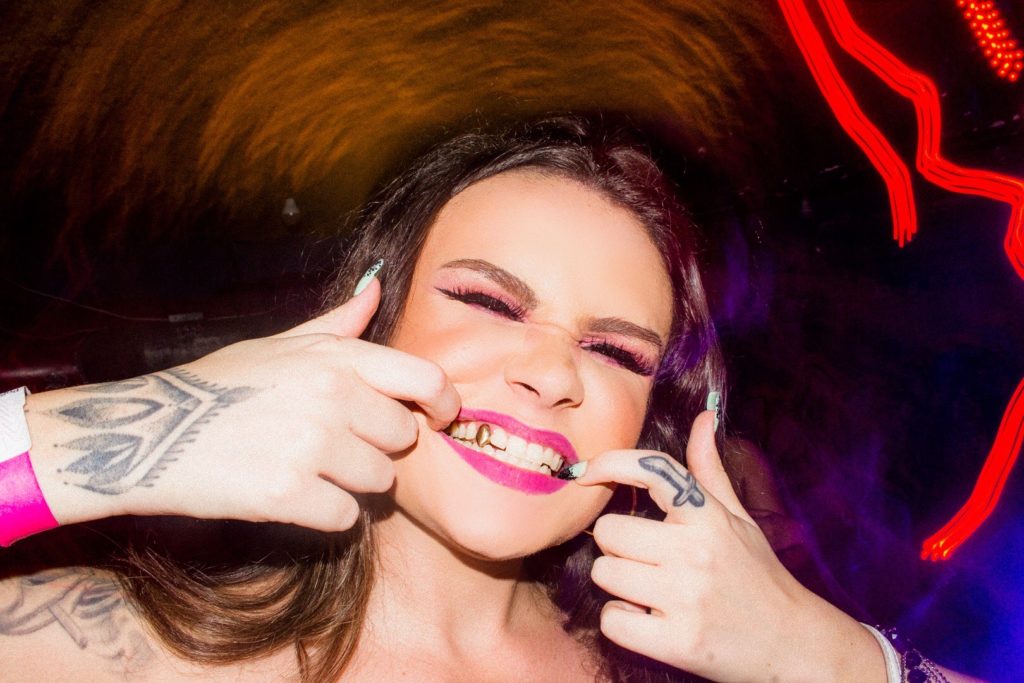 Dj Brisa mostrando o dente de ouro