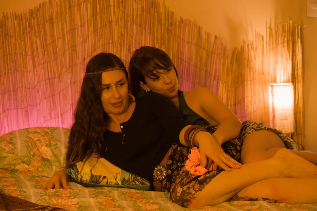 Duas mulheres deitadas juntas na cama