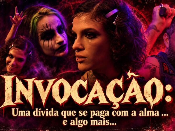 Banner do filme Invocação, da Xplastic: Qween ao centro, Lady Milf com maquiagem corpse paint e Mário segurando um martelo, sob luz vermelha, com a frase "Uma dívida que se paga com a alma... e algo mais"