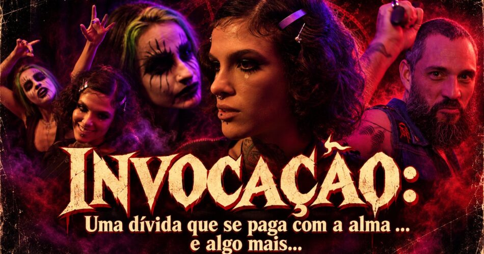 Banner do filme Invocação, da Xplastic: Qween ao centro, Lady Milf com maquiagem corpse paint e Mário segurando um martelo, sob luz vermelha, com a frase "Uma dívida que se paga com a alma... e algo mais"