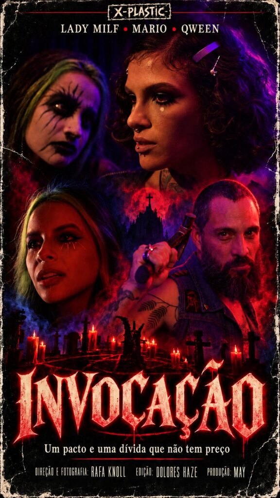 Capa do filme Invocação, da Xplastic, no estilo de fita de locadora: rostos de Lady Milf, Qween e Mário sob luz vermelha, cemitério com velas e o título em letras góticas pingando sangue