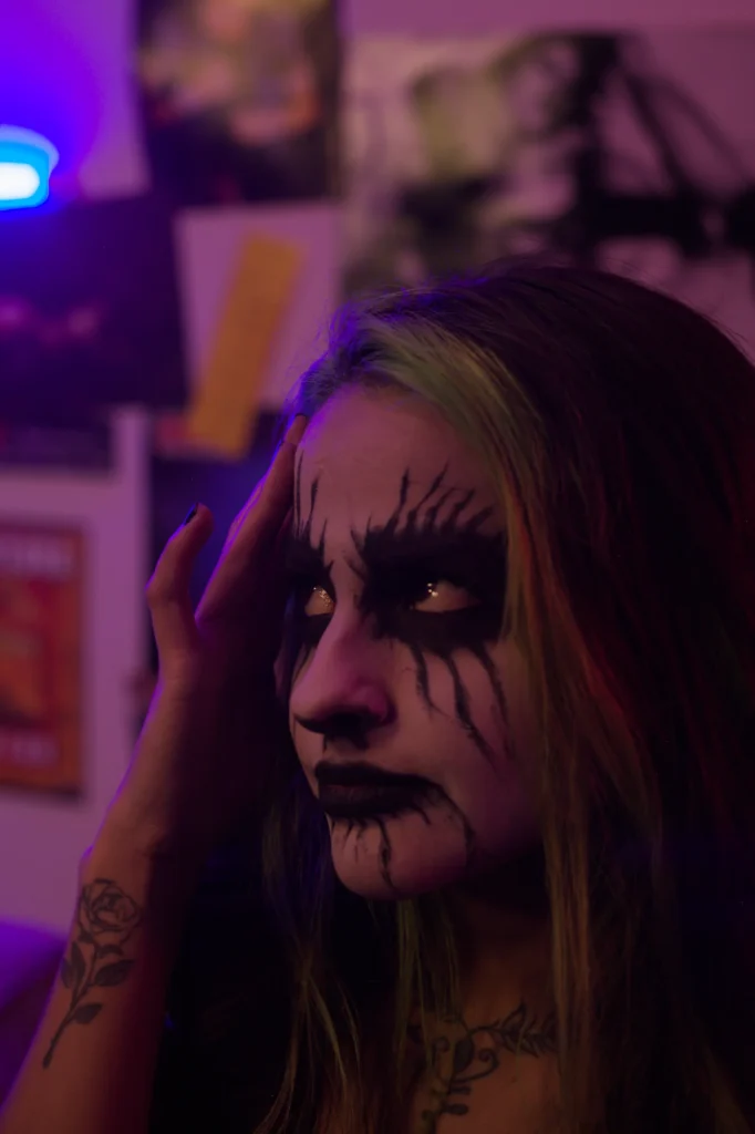 Close da Entidade (Lady Milf) com maquiagem corpse paint inspirada no black metal, em cena de Invocação
